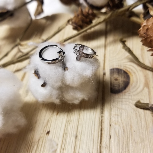 Beautiful Cross Hoop earrings - Picture 10 of 11